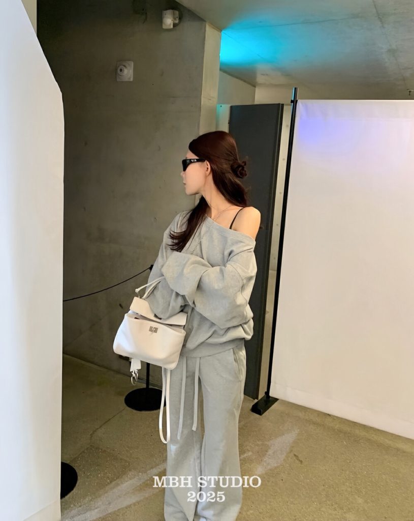 Top Grain Leather Relaxed Lock Design Commuter Versatile Tote Bag Handbag with Charm and Shoulder Strap